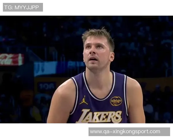 东契奇瘦身显成效半场高效得分22分展现攻防全能实力 东契奇瘦身显成效半场高效得分22分展现攻防全能实力